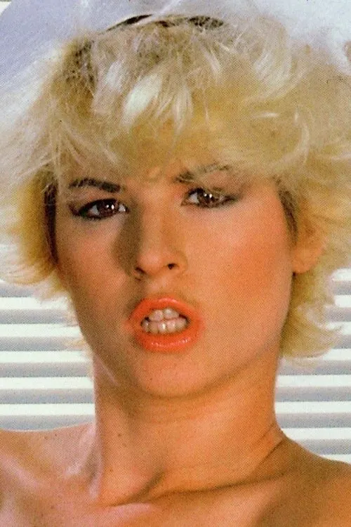 Lois Ayres interpretando a Punk Girl / Sondra Stillman