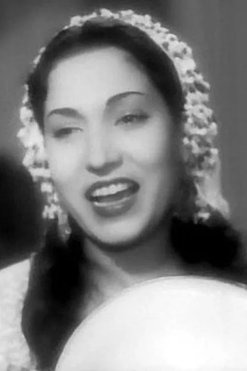 Lola Abdo interpretando a 