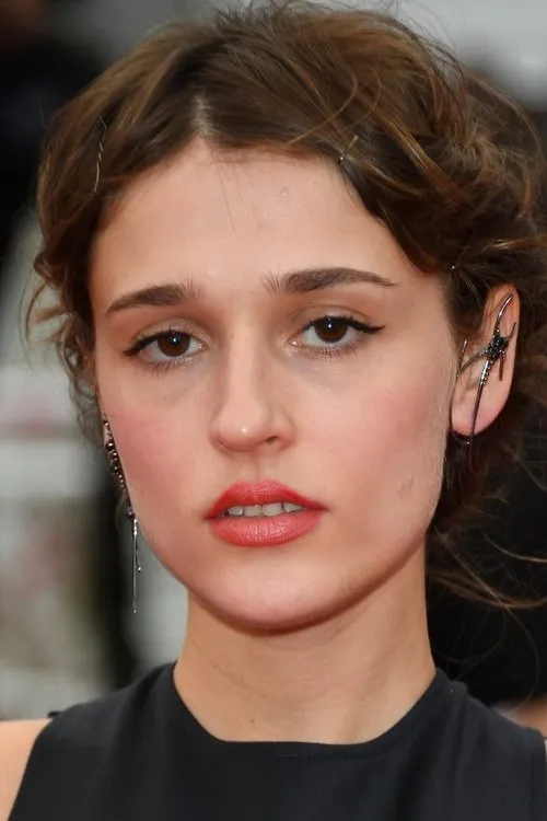 Lola Bessis interpretando a Charlie