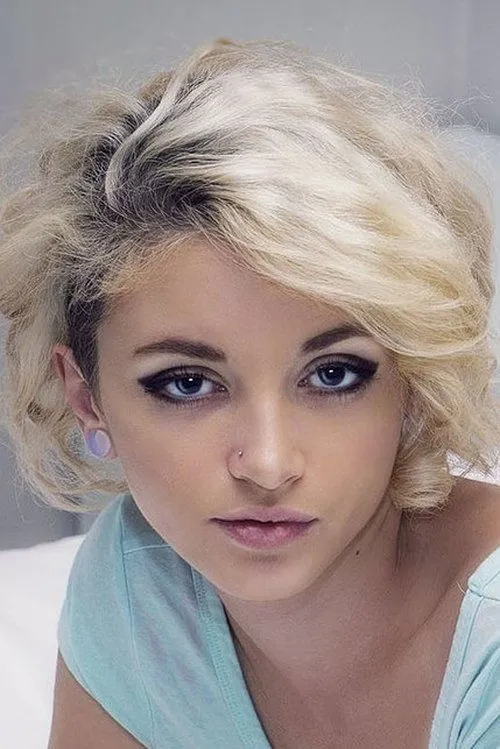 Lola Fae interpretando a Annie