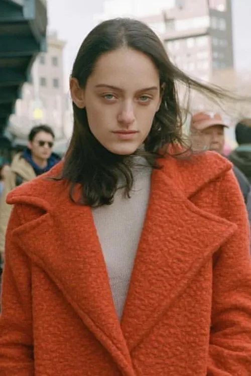 Lola Pierson interpretando a Simone