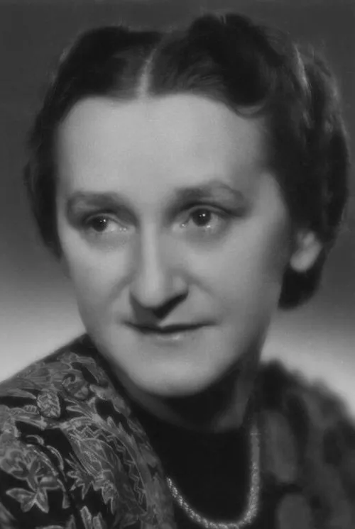 Lola Skrbková interpretando a sestra slecny Demourové