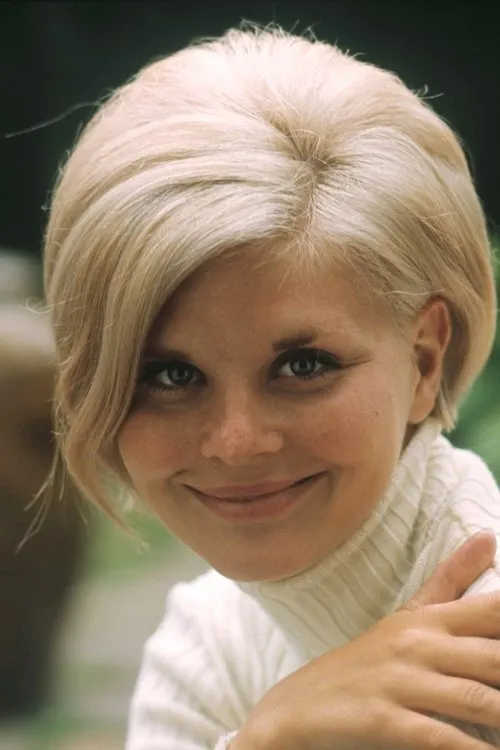 Lone Hertz interpretando a Eva - frøken på Egeborg