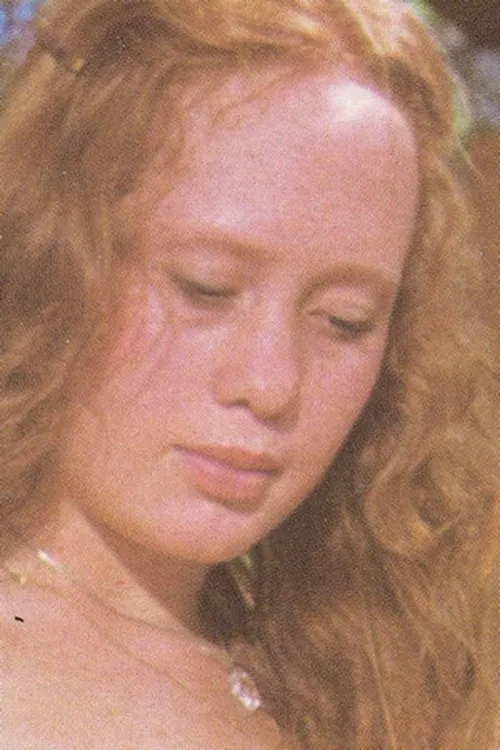 Lori Blue interpretando a (archive footage)