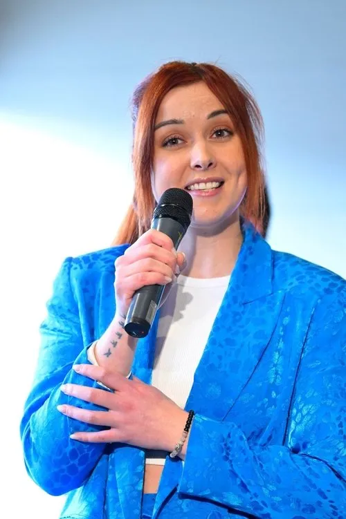 Lotte Vanwezemael — personaje: Self - Host