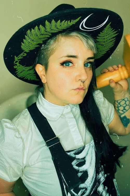 Lottie Guntank — personaje: Kitty Nguyen (voice)