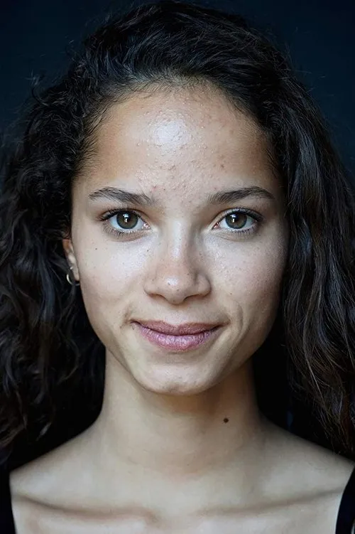 Lou Haltinner interpretando a Nelly