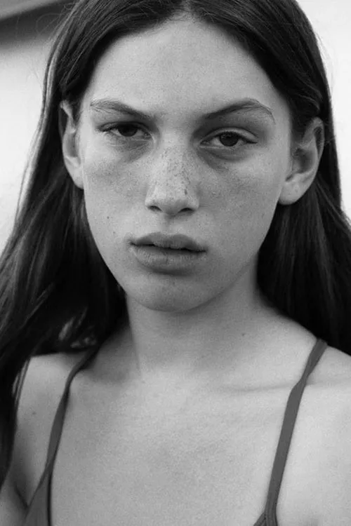 Lou Lampros interpretando a Marion