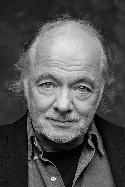 Lou Landré interpretando a Dress Shop Guard