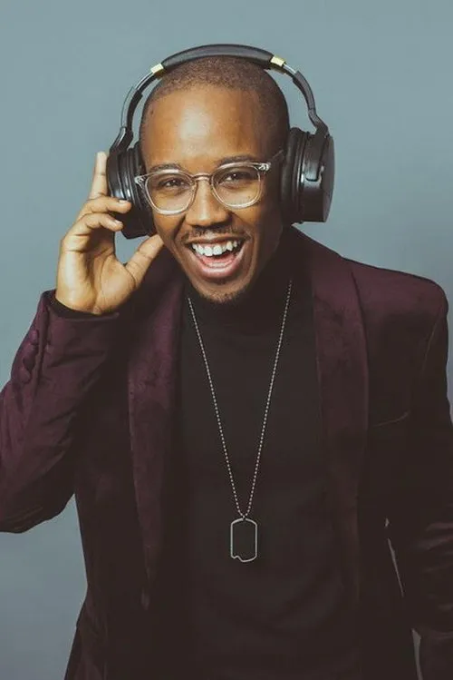 Louis Cato interpretando a Self