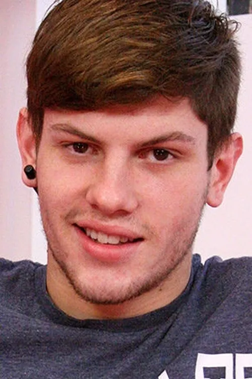 Louis Charter interpretando a (archive footage)