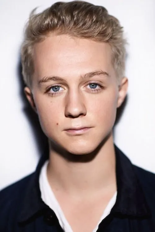 Louis Corbett interpretando a Josh McCarthy