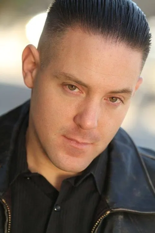 Louis DeStefano interpretando a Pedersen