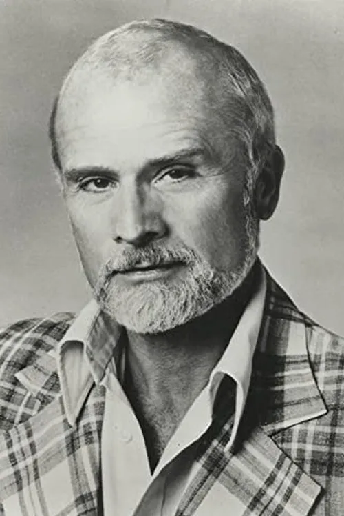 Louis Edmonds interpretando a Roger Collins