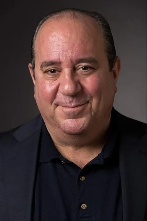 Louis Mustillo interpretando a Bruno