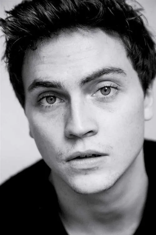 Louis Peres interpretando a Rudy