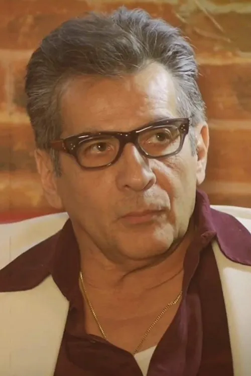 Louis Perez interpretando a Johnson