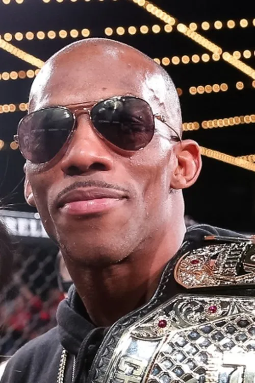 Louis Taylor interpretando a Self