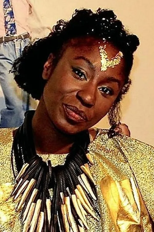 Louisa Yaa Aisin interpretando a Pearl