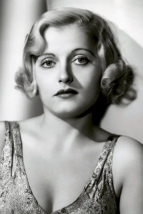 Louise Henry interpretando a Belle Pearson