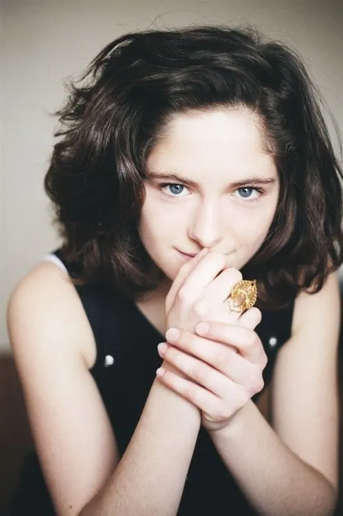 Louise Herrero interpretando a Corinne enfant