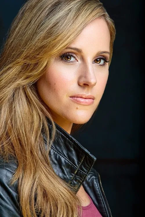 Louise Houghton interpretando a Jessica