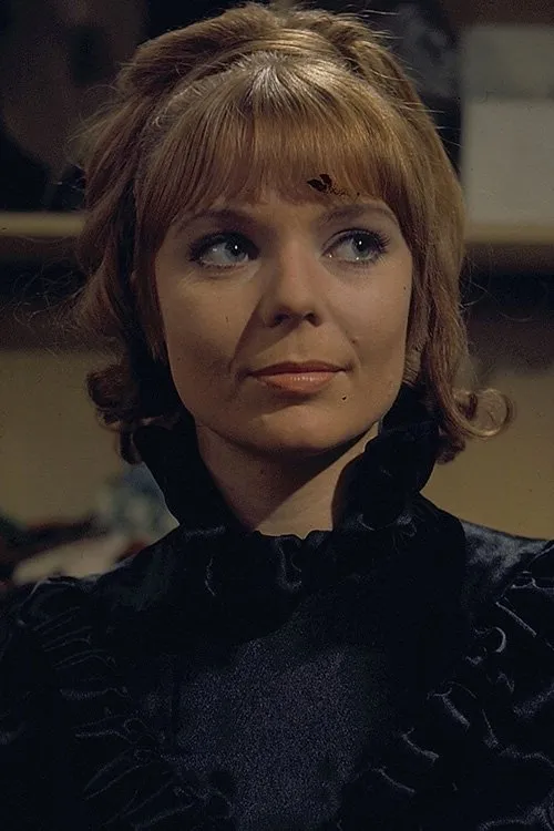 Louise Pajo — personaje: Miss Scott