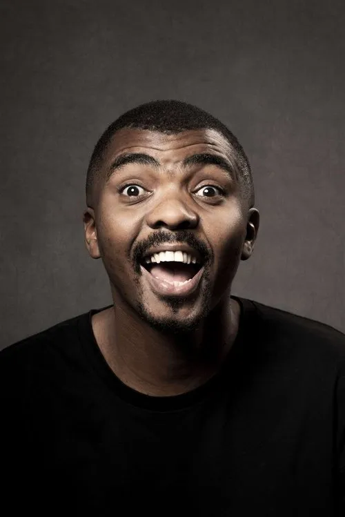 Loyiso Gola interpretando a Self