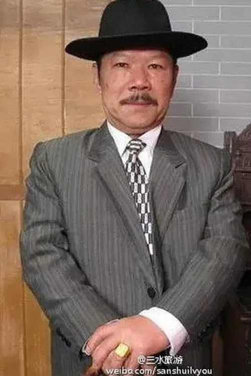 Lu Niu interpretando a Old Peng