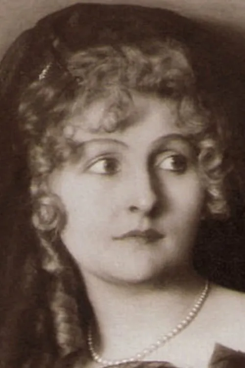 Lu Synd interpretando a Eva Sassan