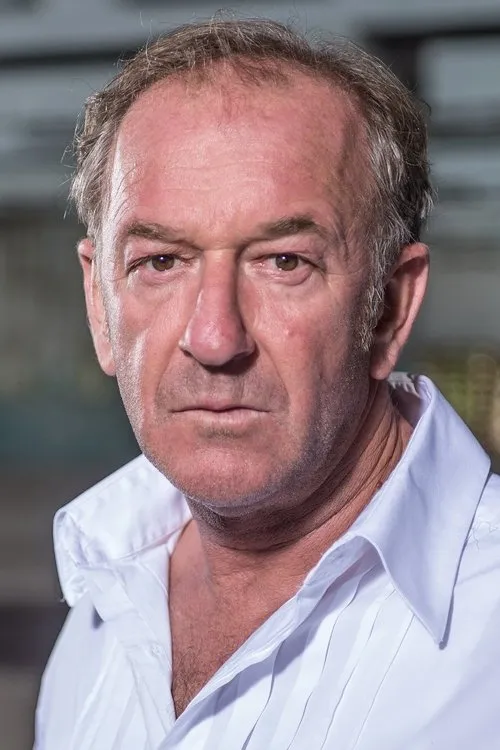 Luan Jaha interpretando a Doske Mokrari