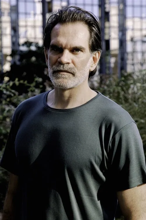 Luc Guiol interpretando a 