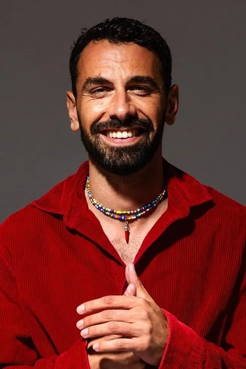 Luca Finotti interpretando a Massimo