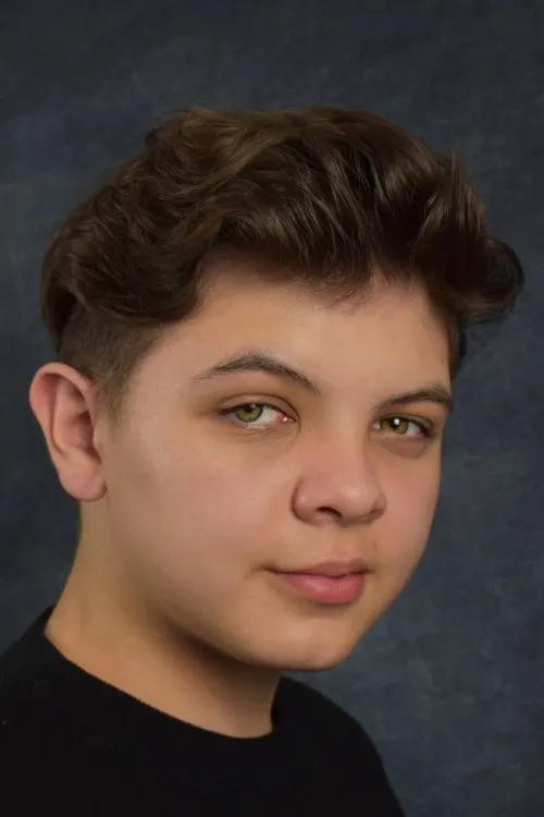 Luca Hogan interpretando a Neil