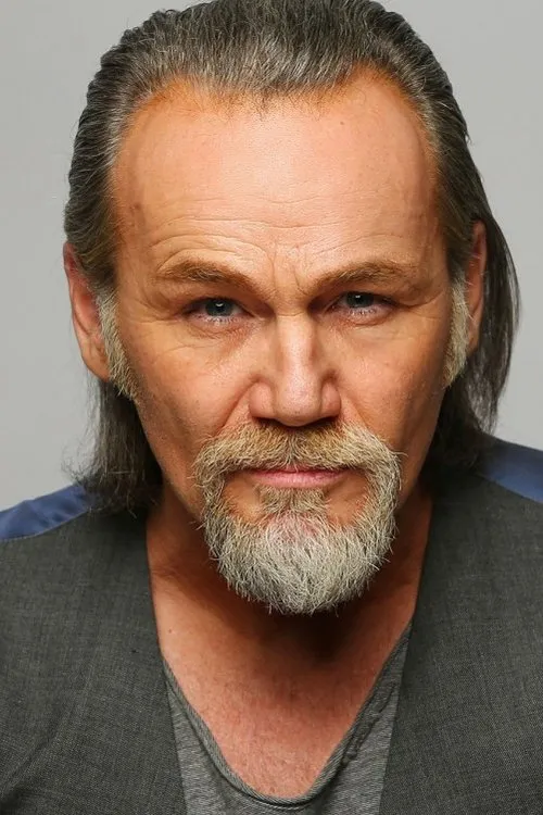 Luca Maric interpretando a Peter