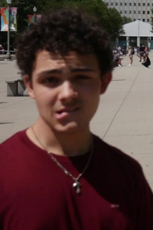 Luca Mehta interpretando a Himself