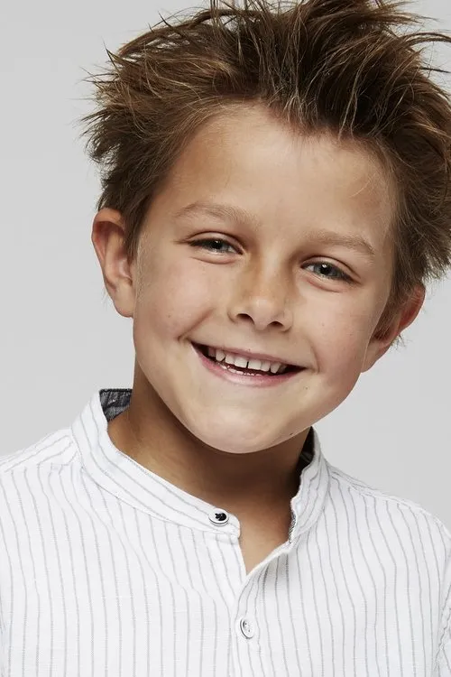 Luca Reichardt Ben Coker interpretando a Rabbit