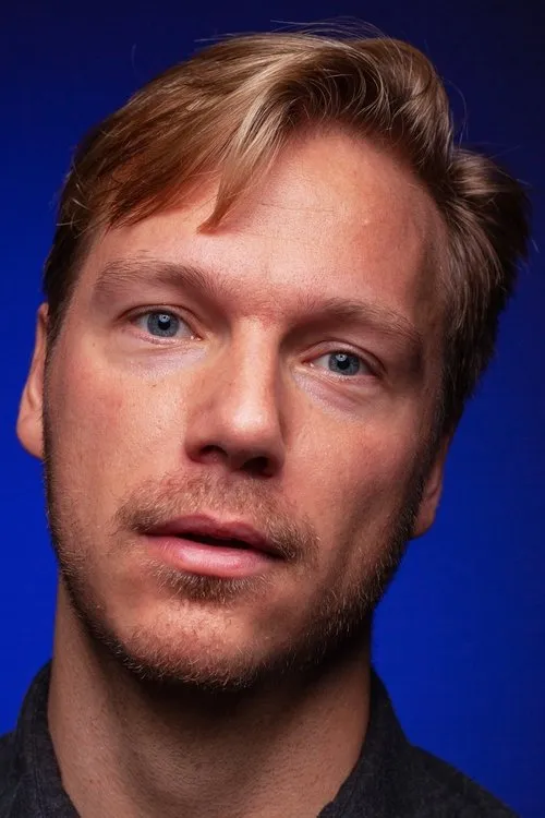 Lucas Alexander interpretando a Lucas