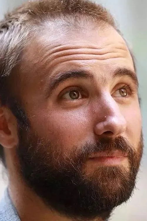 Lucas Bonnifait interpretando a Léo