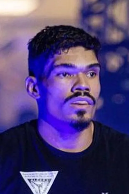 Lucas Fernando interpretando a Self