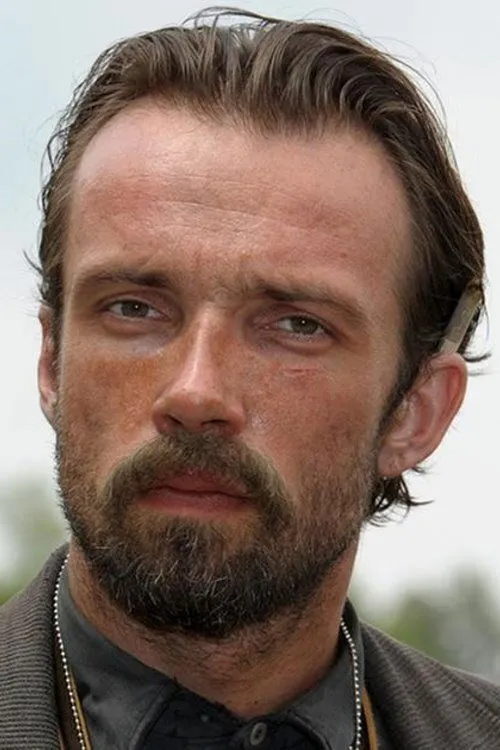 Lucas Gregorowicz interpretando a Lutz