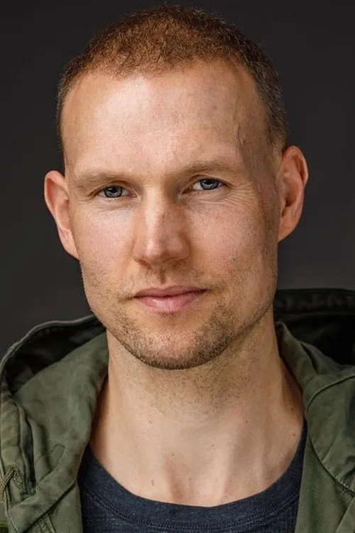 Lucas Kerr interpretando a Carter