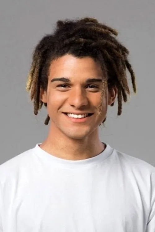 Lucas Leto interpretando a João Paulo