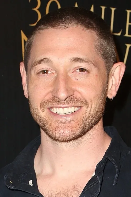 Lucas Neff interpretando a Will