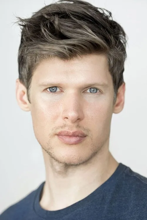 Lucas Steele interpretando a Jesse