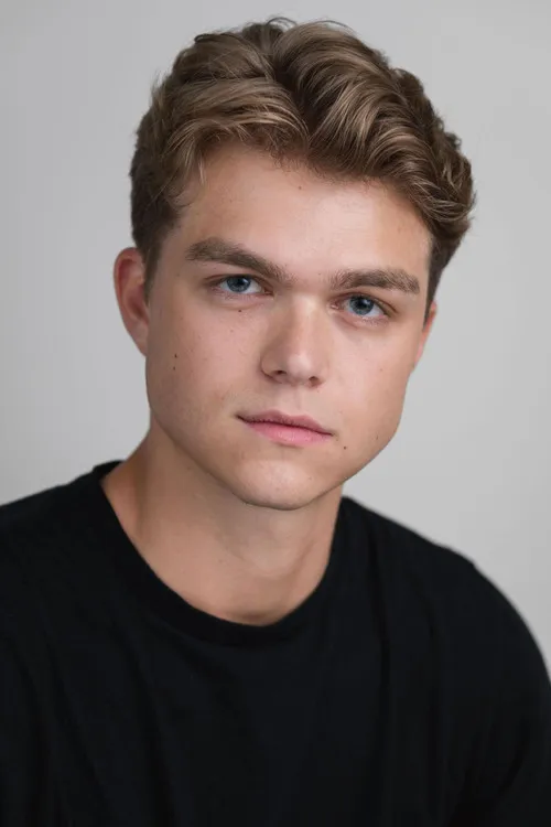 Lucas Van orden interpretando a Tim Parker