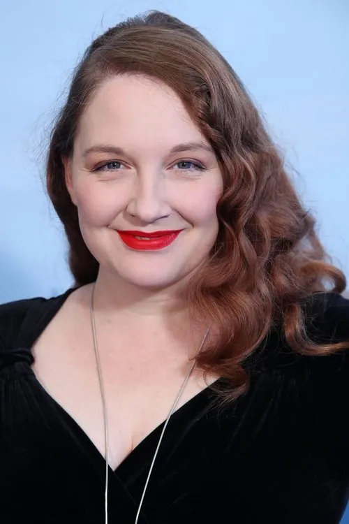 Luci Van Org interpretando a Lisette Vronsky