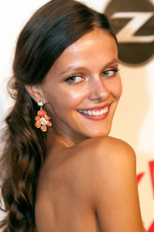 Lucia Dvorska interpretando a Herself