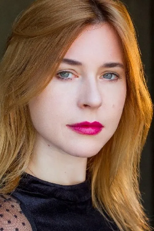 Lucia Edwards interpretando a Beatrice