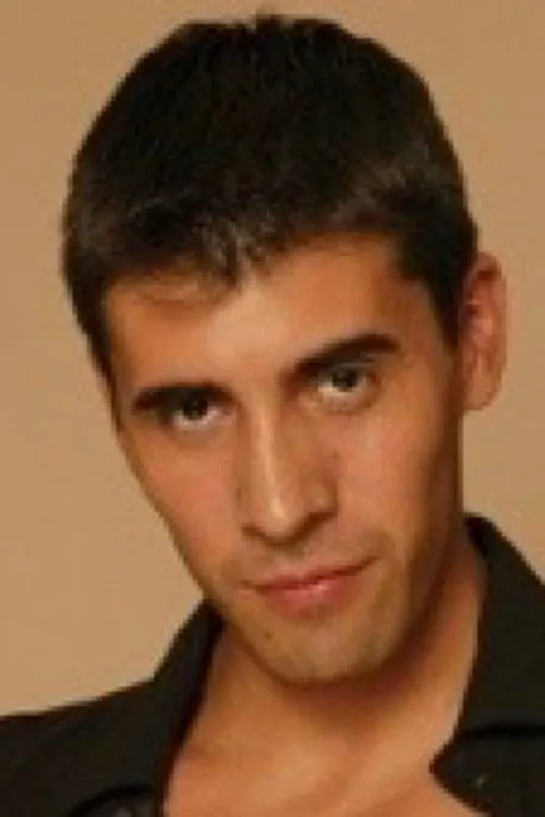 Luciano Haas interpretando a 